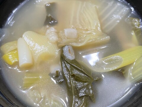 小松菜と白菜のコンソメもち麦スープ
